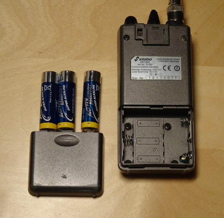 Stabo XR 1900 Funkscanner Rückseite Batterien