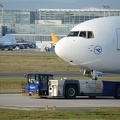 Airport Flugplatz Frankfurt Pusher Flugzeugschlepper