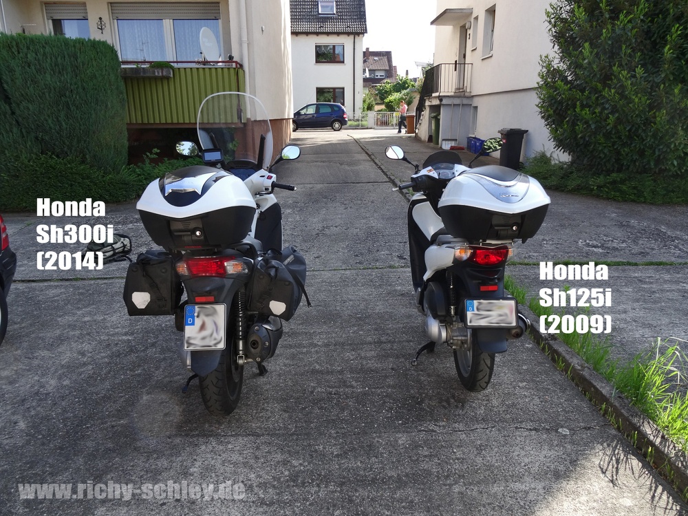 Motorroller Honda Sh300i und Honda Sh125i von hinten