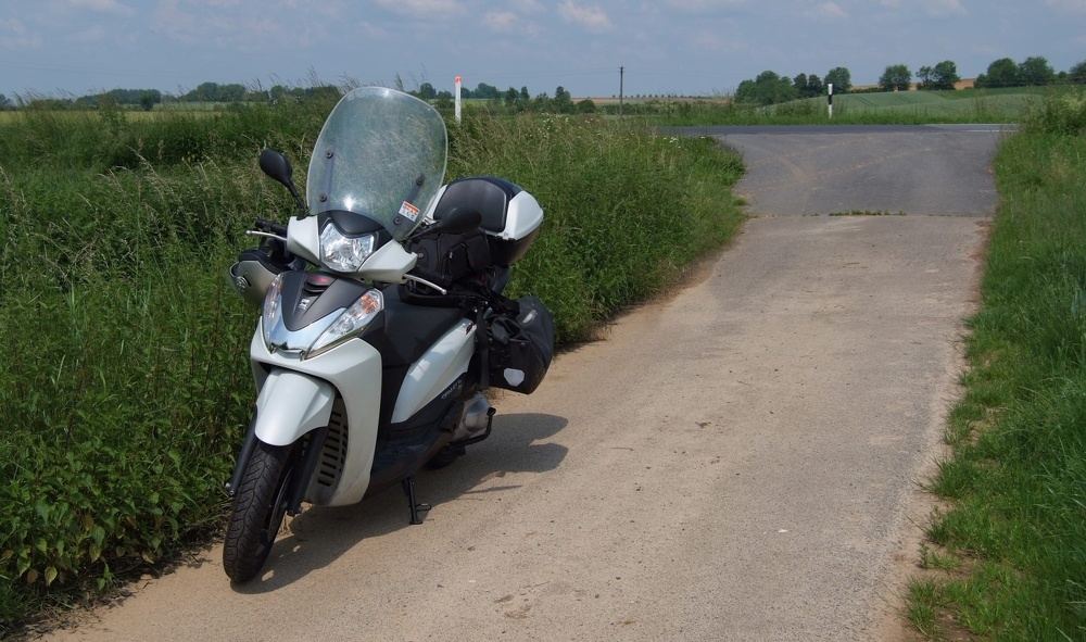Motorroller Honda Sh300i Feldweg Frontscheibe