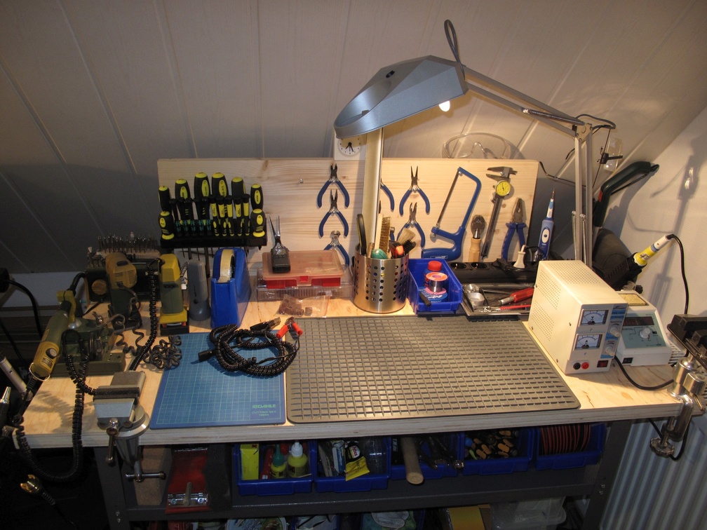 Kleine Werkstatt mit Auto Fussmatte als Unterlage