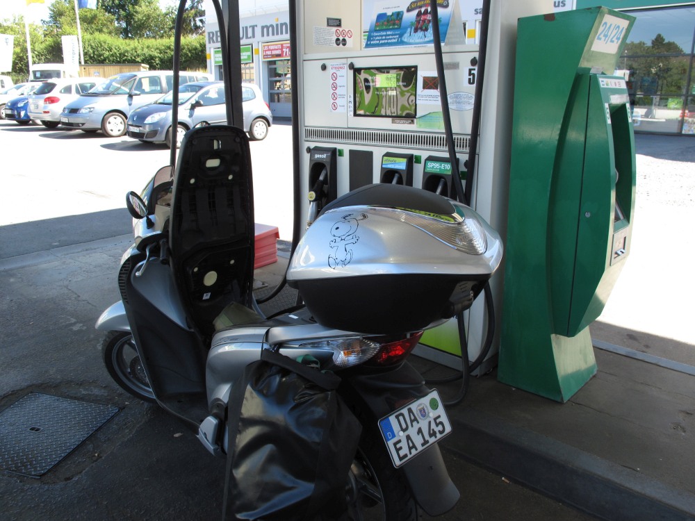 Tankstelle Frankreich Motorroller Tour Honda Sh125i