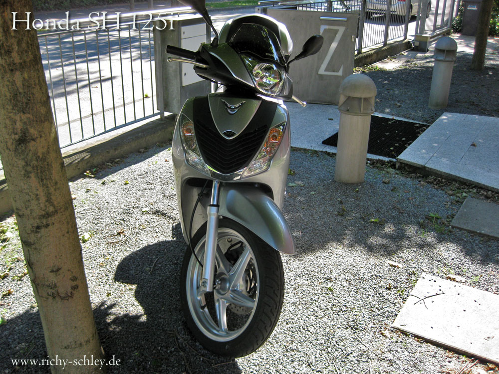 Honda Sh125i Motorroller silber von vorne