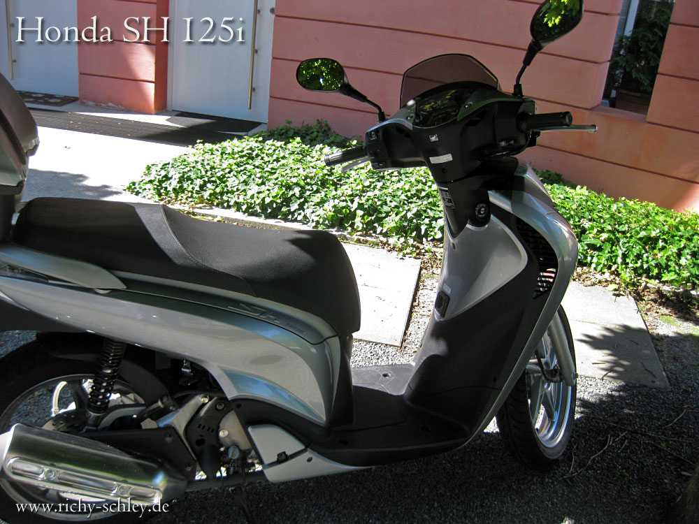 Honda Sh125i Motorroller silber Einstieg Fussraum